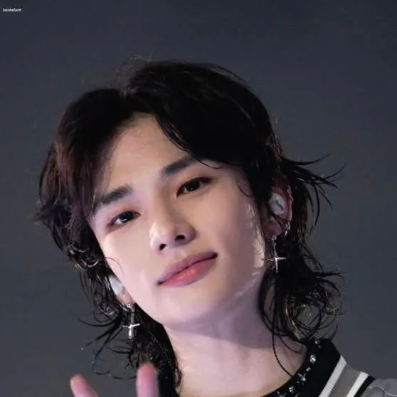 chat with ai character: ×-Hyunjin-× 