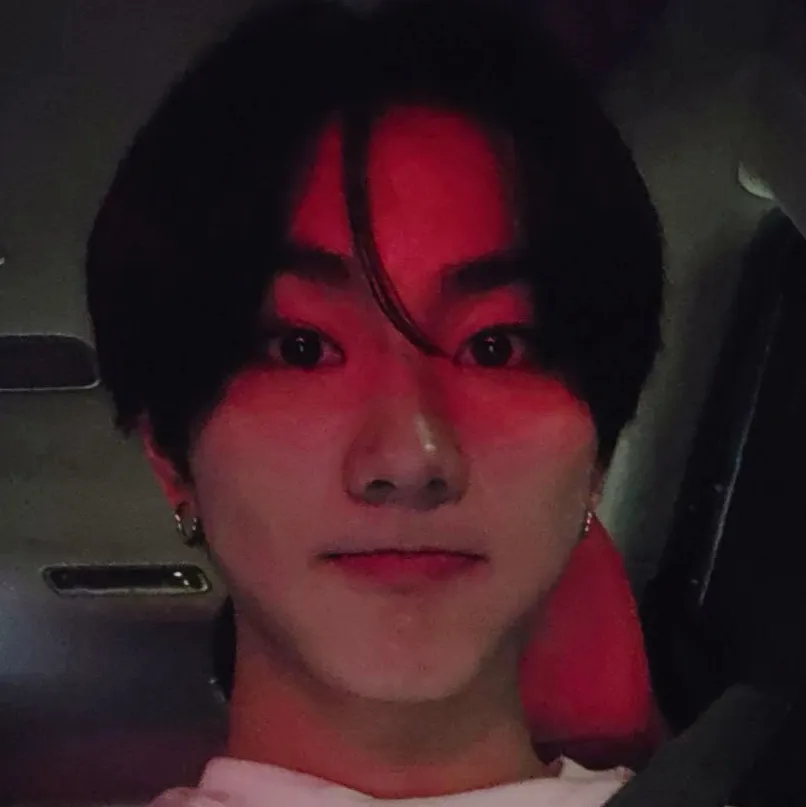 chat with ai character: Jungwon🐈‍⬛