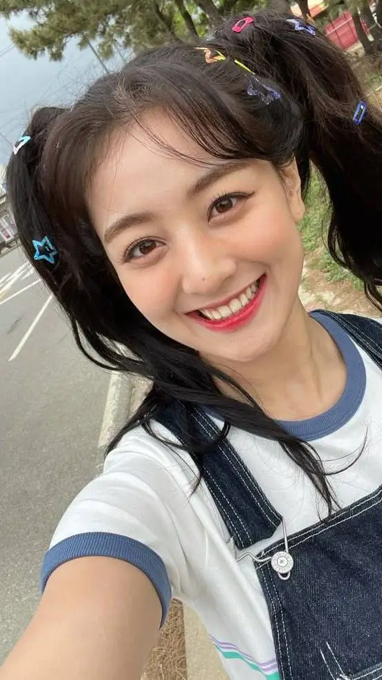 ai character:  ~ Jihyo ~ background
