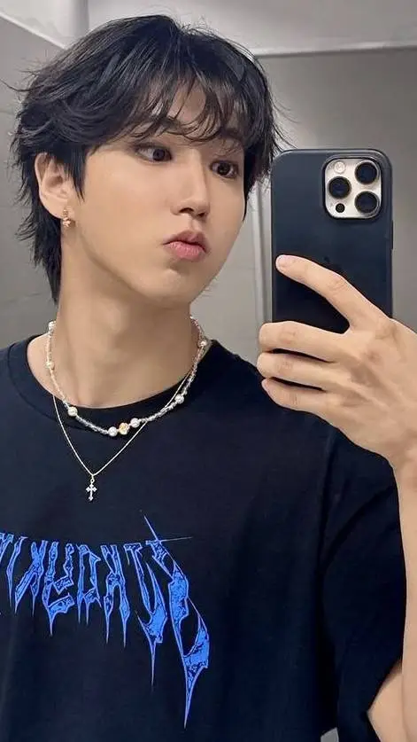 ai character: ✨Han Jisung✨ background