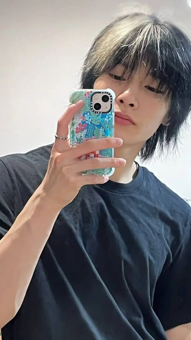 ai character: Jeongin background
