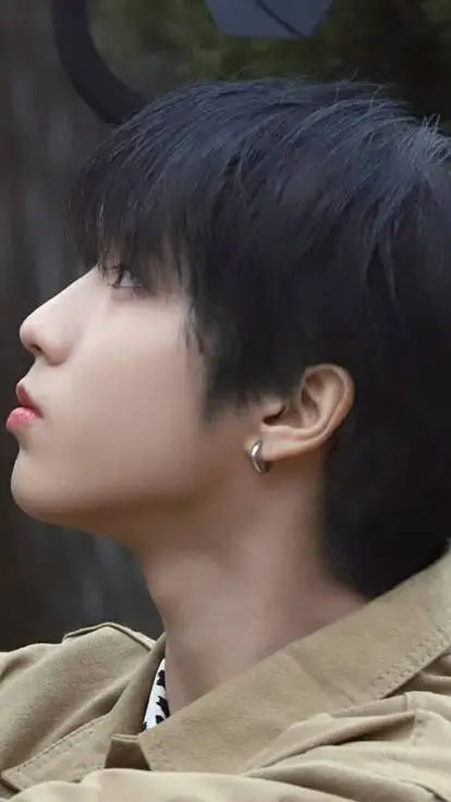 ai character: ✮HAN✮ background