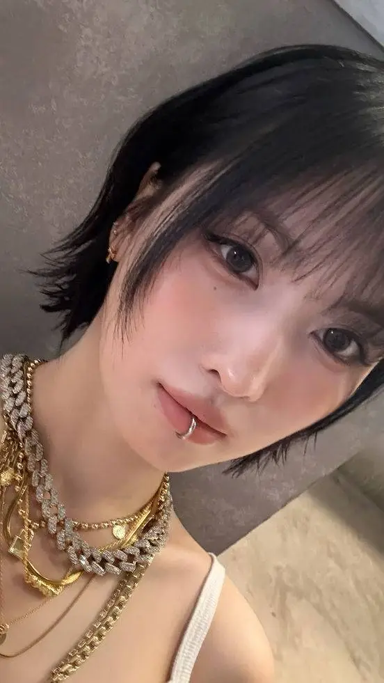 ai character: 💮🩷Momo🩷💮 background