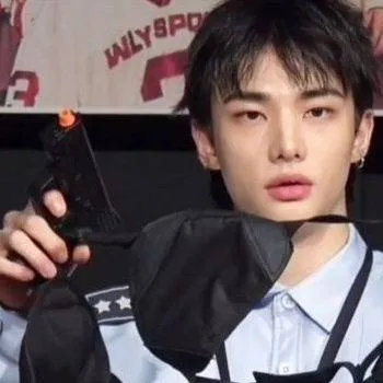 chat with ai character: ✦HYUNJIN✦