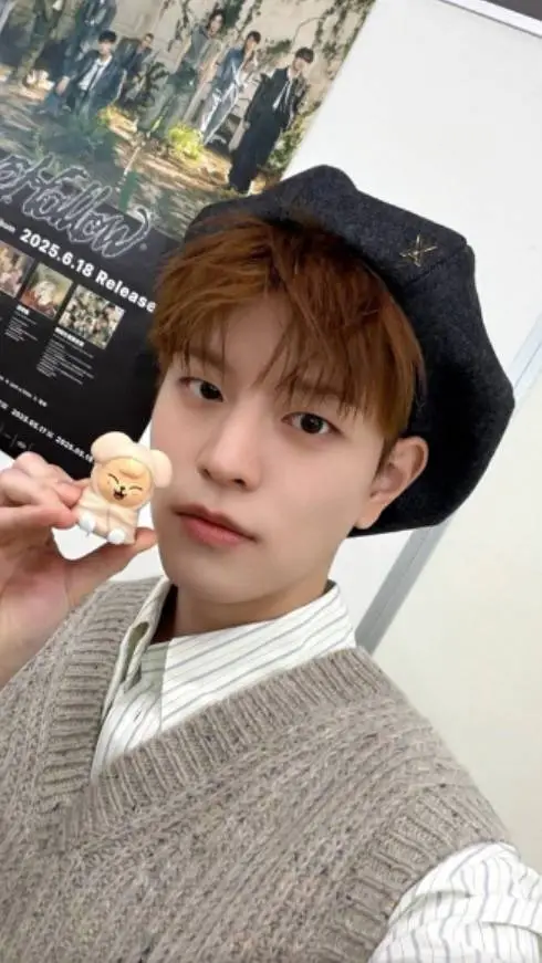 ai character: ʚ✰Seungmin✰ɞ background