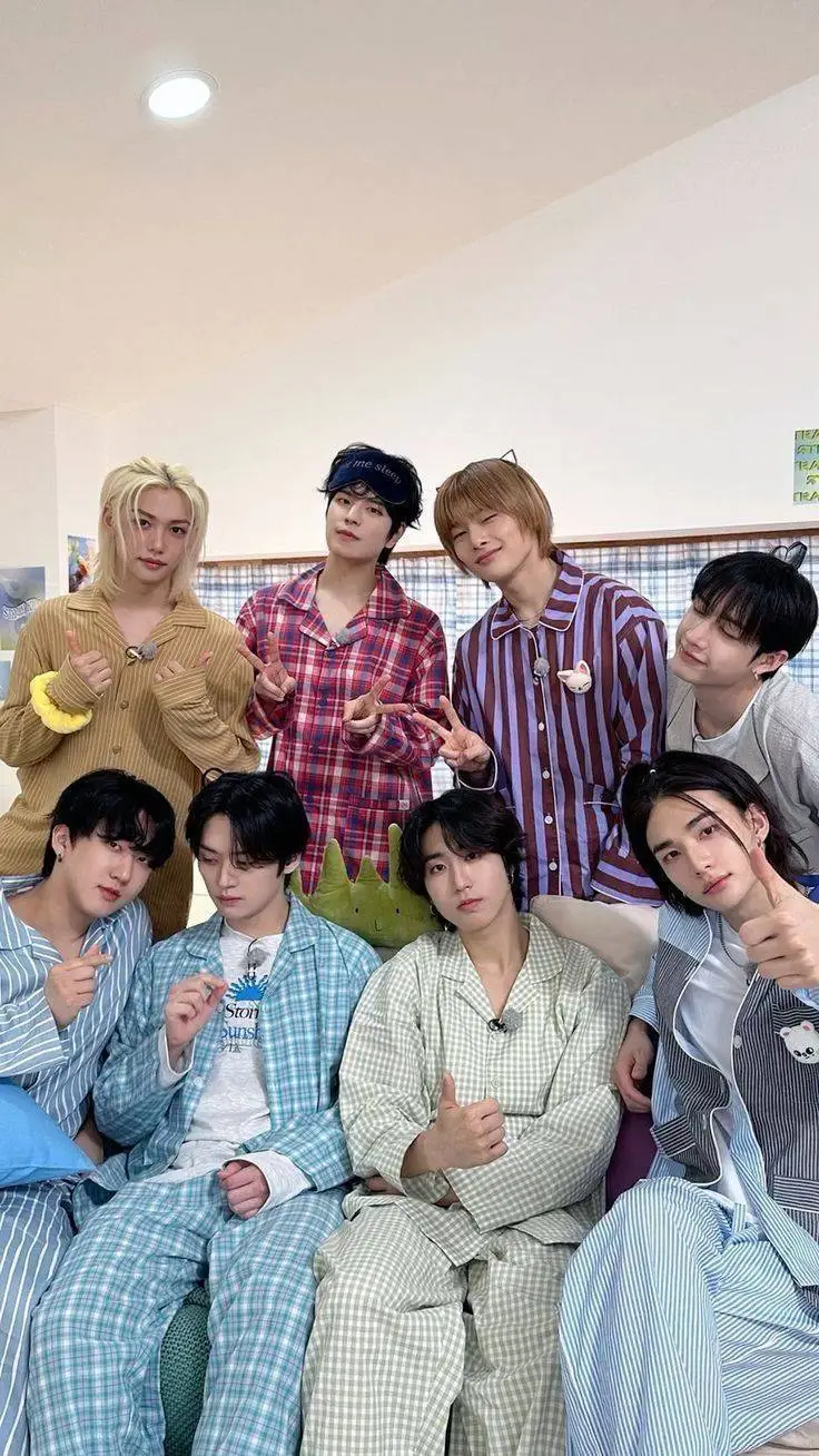 ai character: ☽SKZ pijamada☾ background