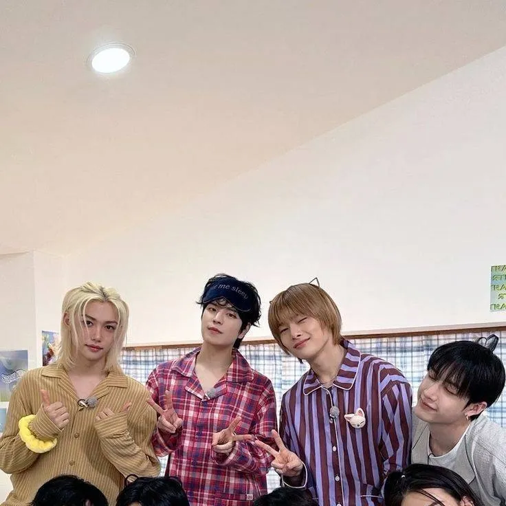 chat with ai character: ☽SKZ pijamada☾