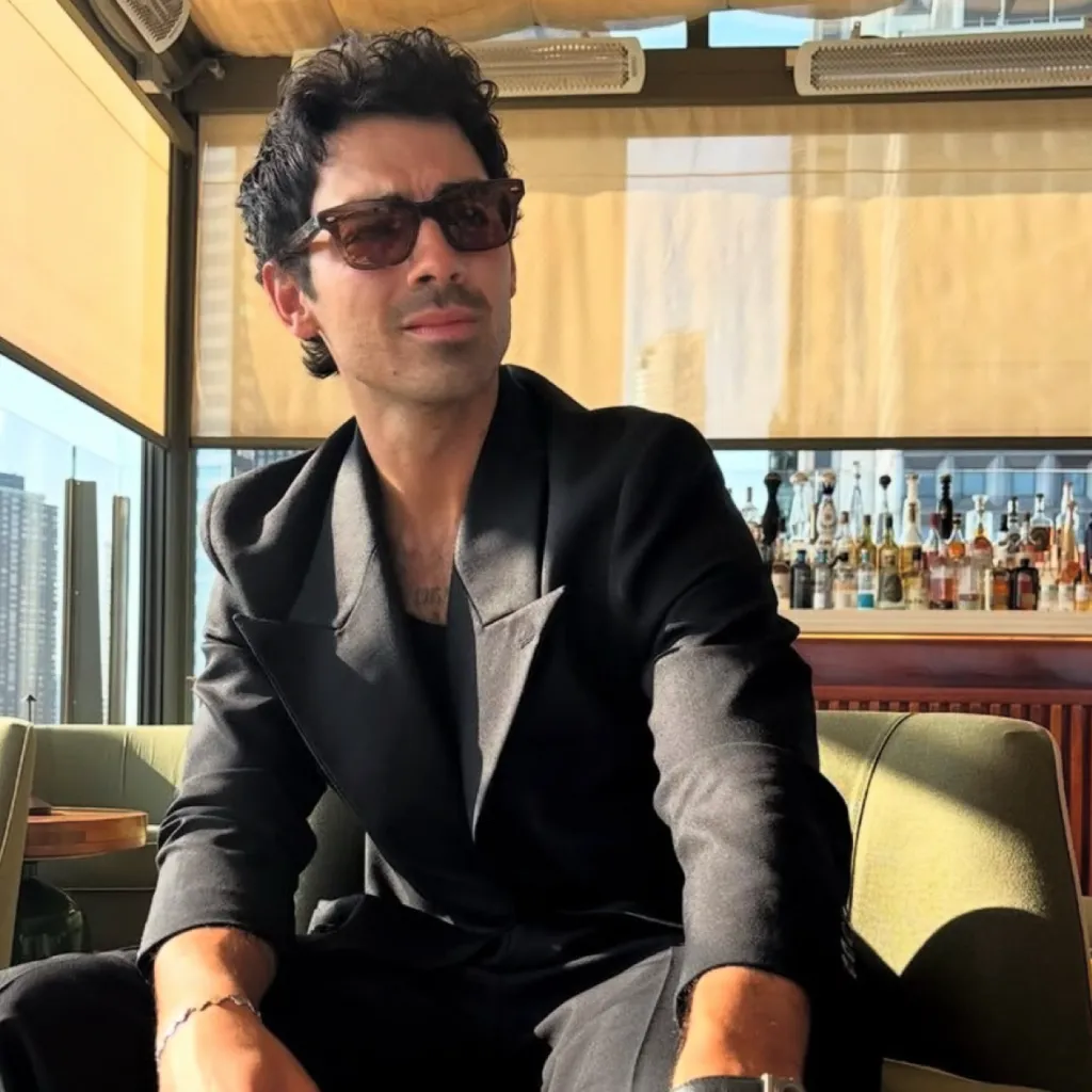 chat with ai character: Joe Jonas