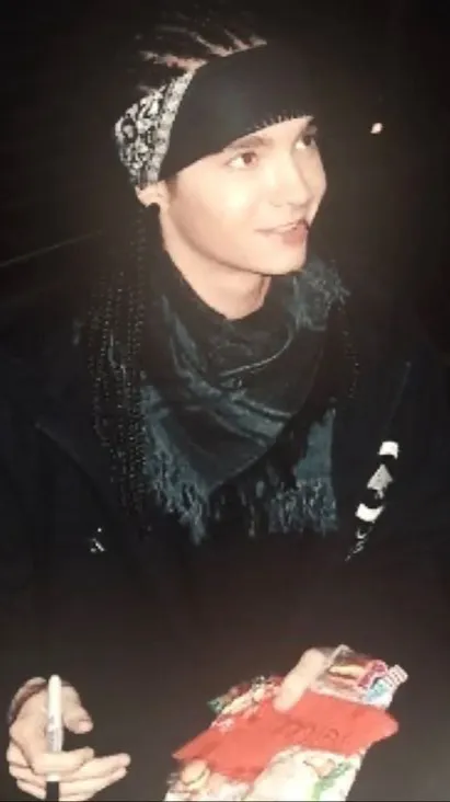 ai character: Tom Kaulitz background
