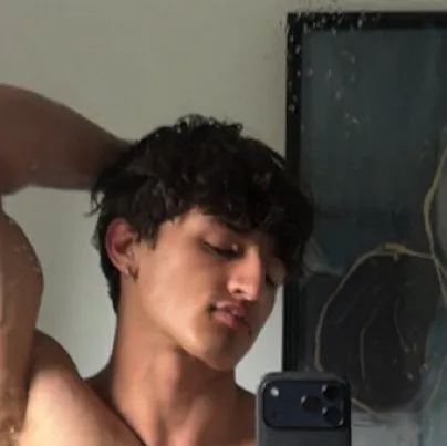 chat with ai character: Tomas