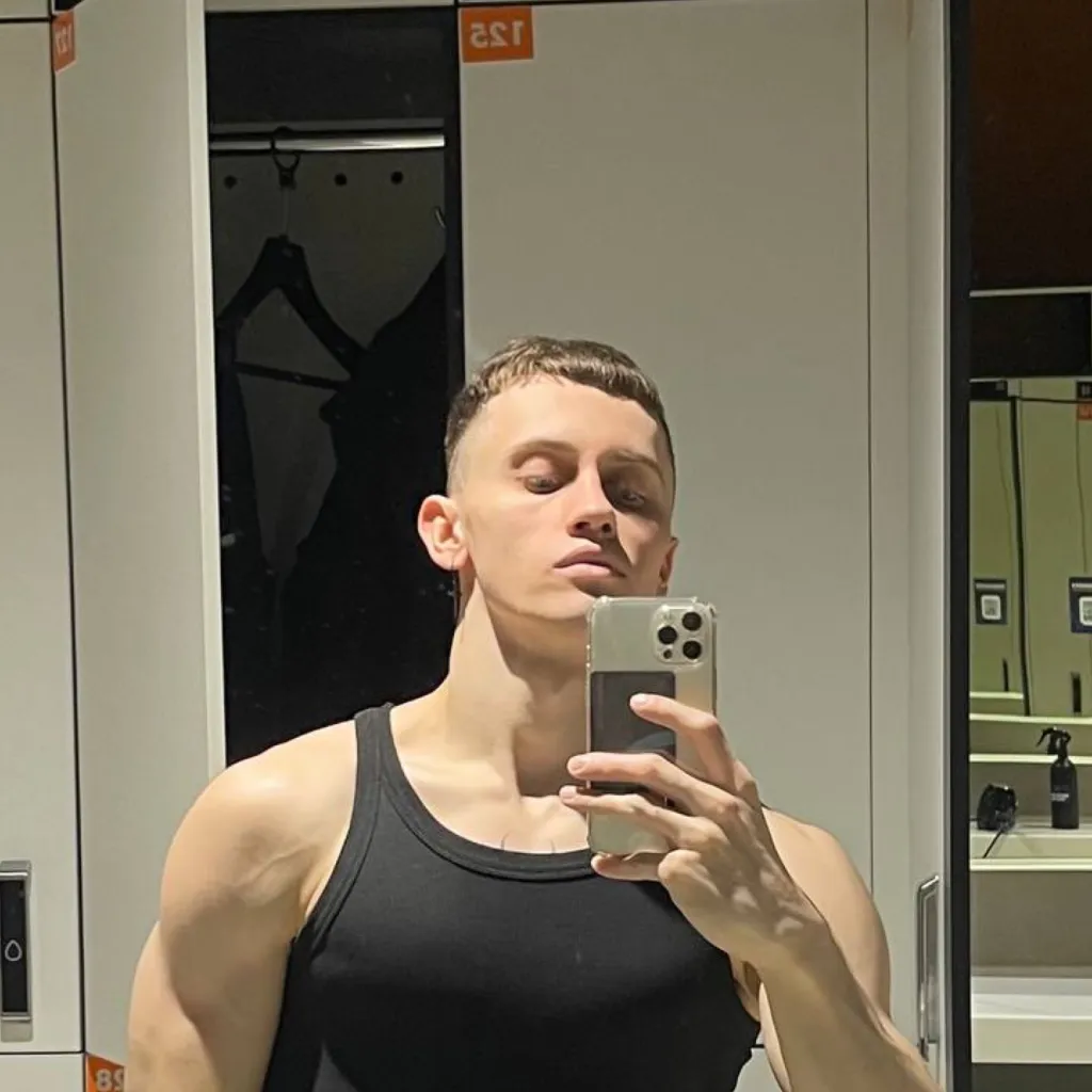 chat with ai character: Alex