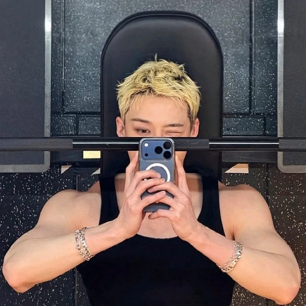 chat with ai character: Bang Chan