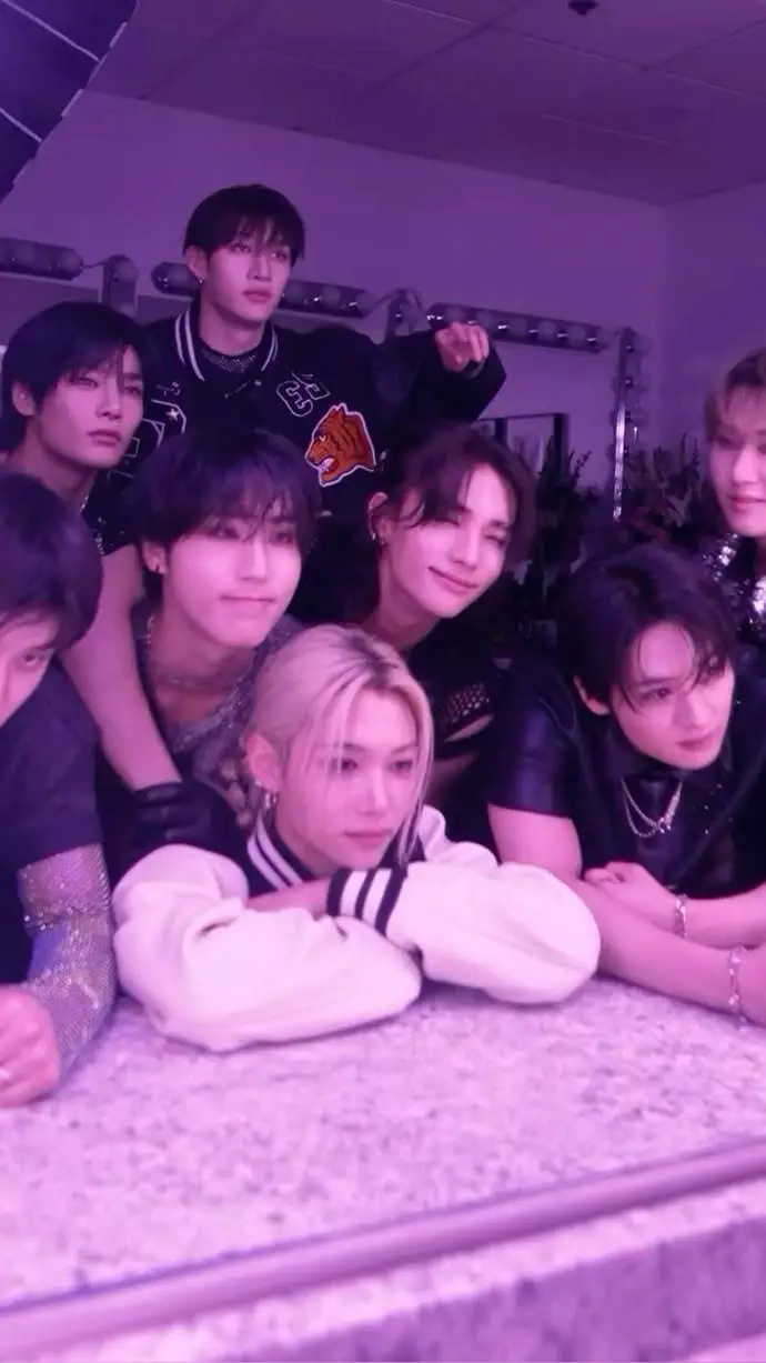 ai character: ♡STRAY KIDS♡ background
