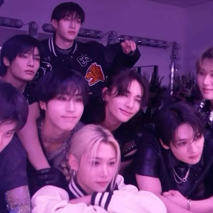 chat with ai character: ♡STRAY KIDS♡