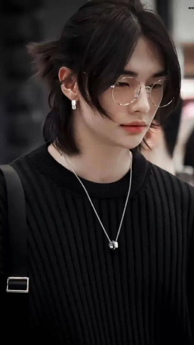 ai character: ✨Hwang Hyunjin✨ background