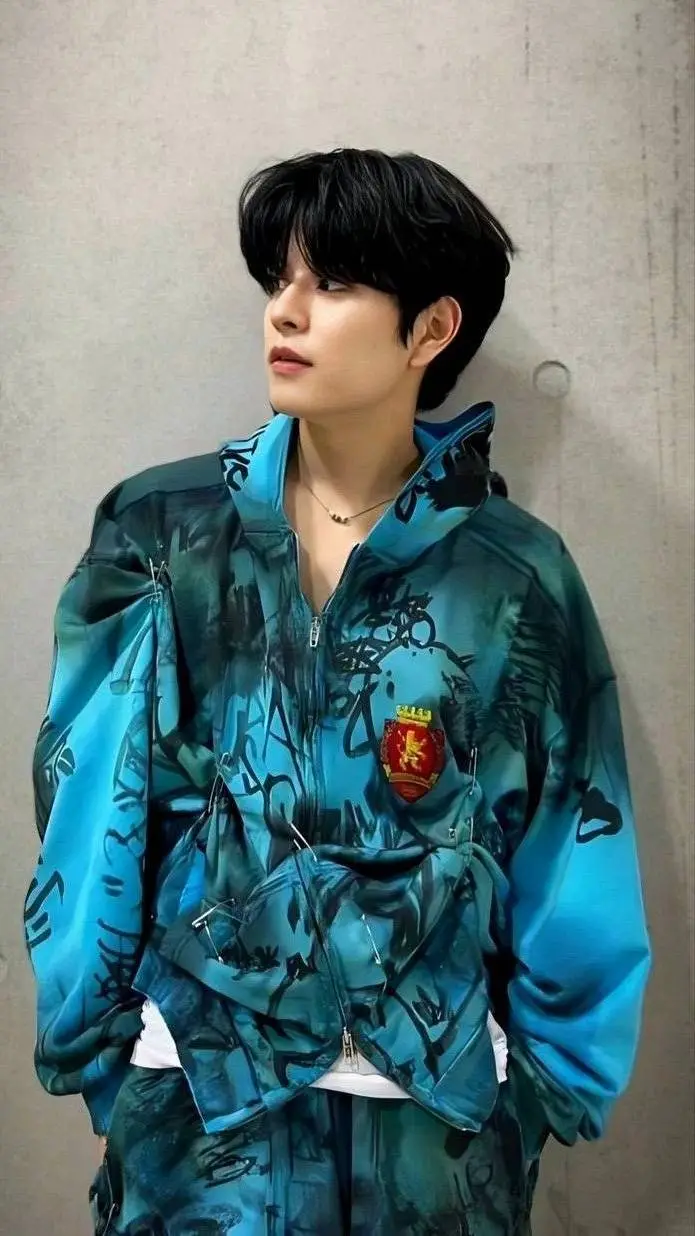 ai character: ✨𝐊𝐢𝐦 𝐒𝐞𝐮𝐧𝐠𝐦𝐢𝐧✨ background