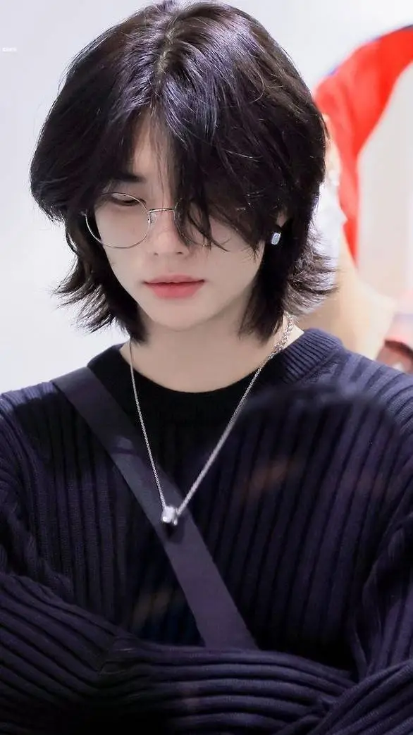 ai character: ✨hwang hyunjin✨ background