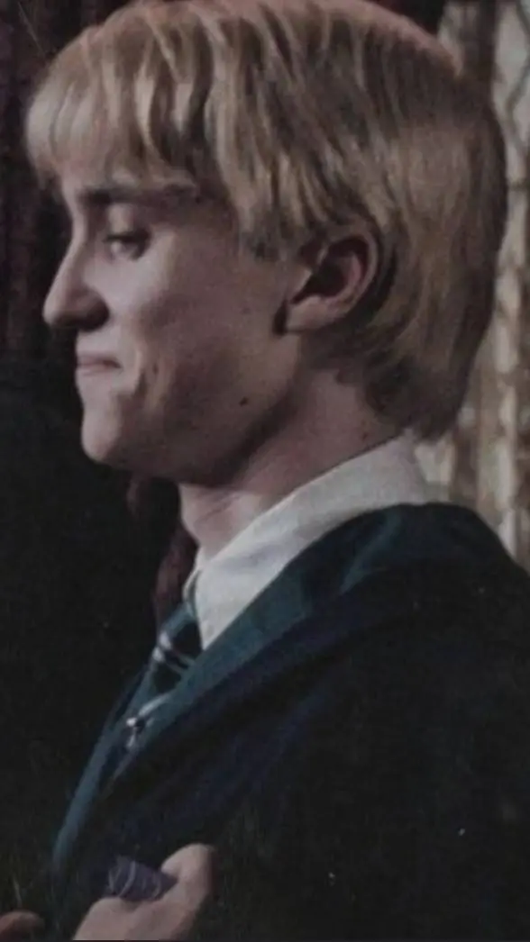 ai character: Draco malfoy🍏 background