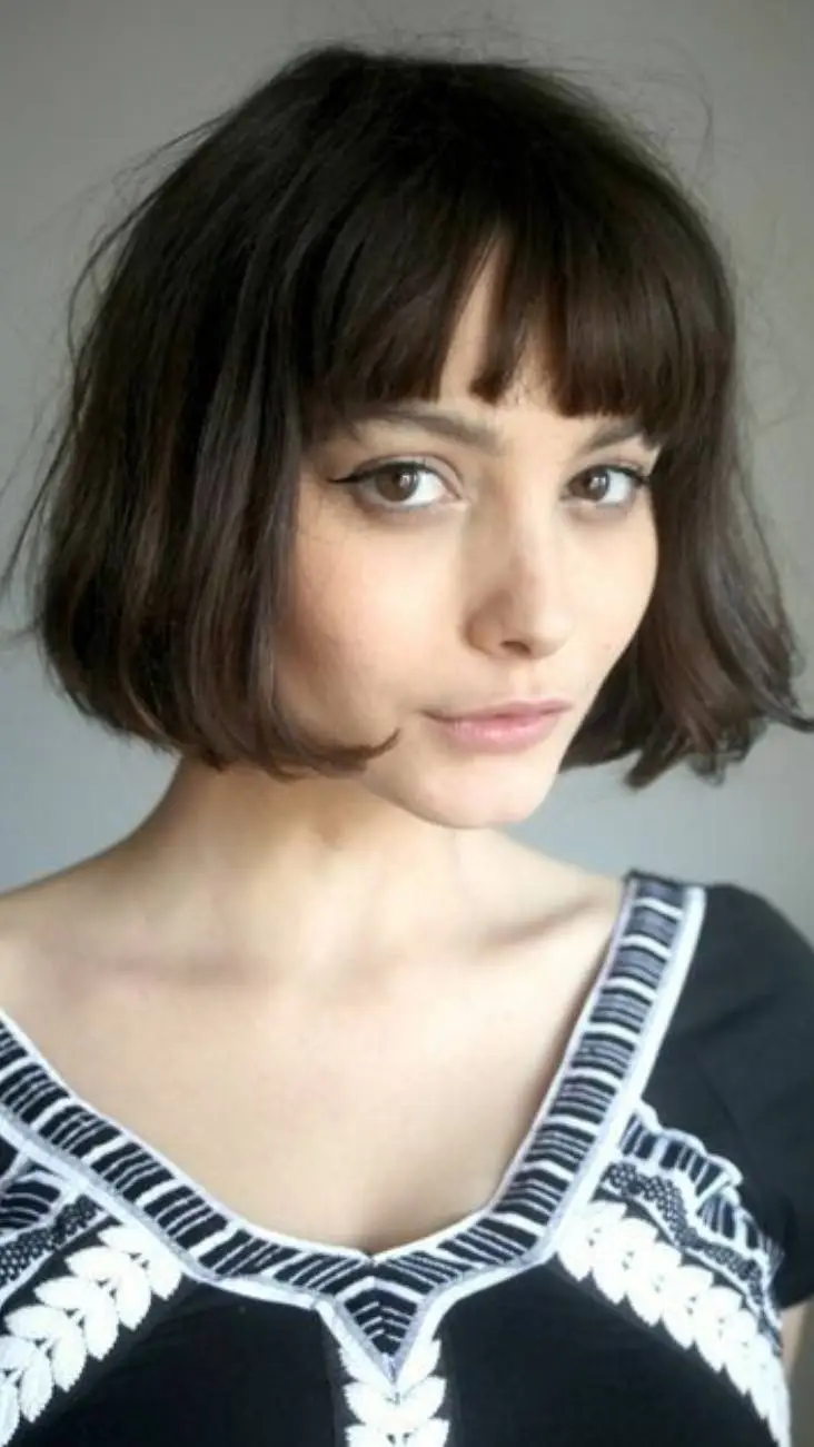 ai character: Manon background