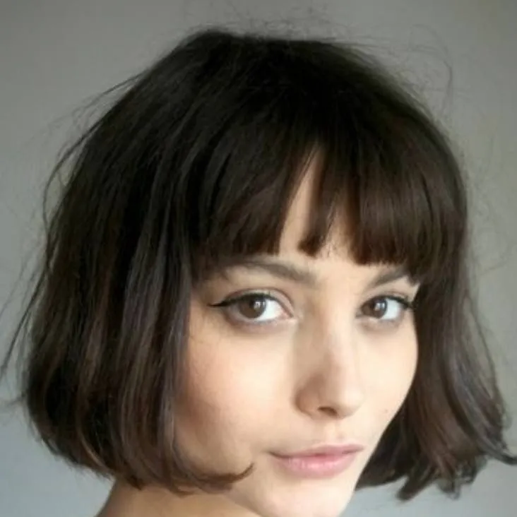 chat with ai character: Manon