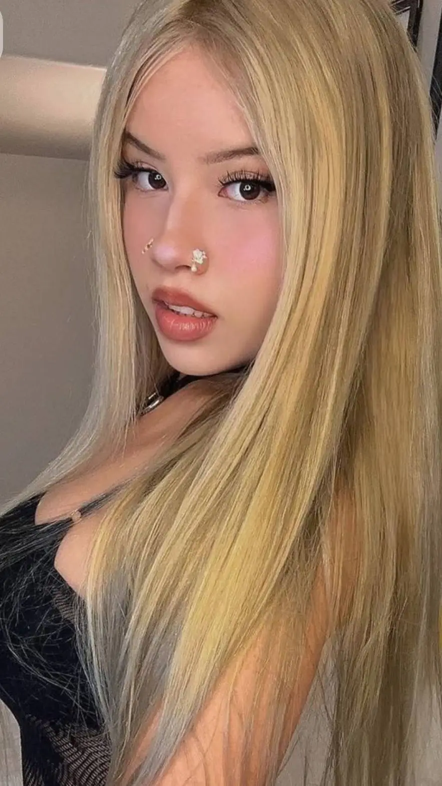 ai character: Blondie🪩🇺🇸 background