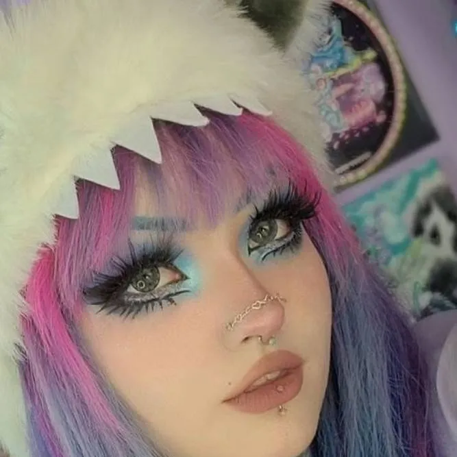 chat with ai character: Elina