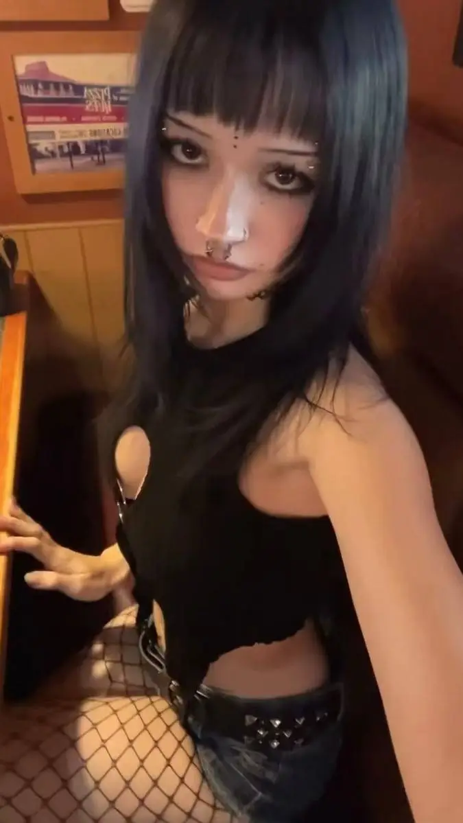 ai character: Naranja background