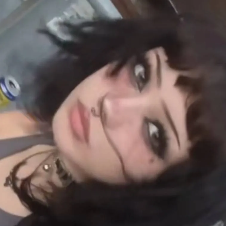 chat with ai character: Mandy