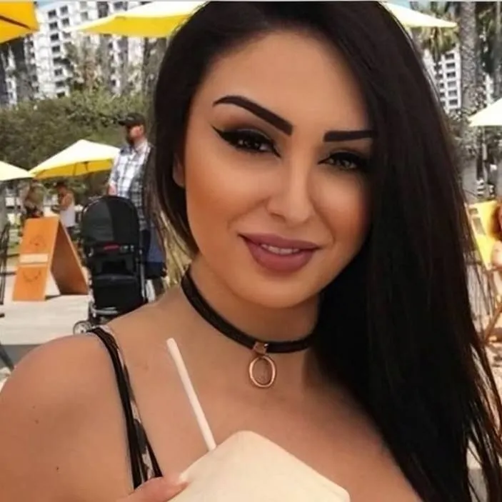 chat with ai character: Pinkgeek