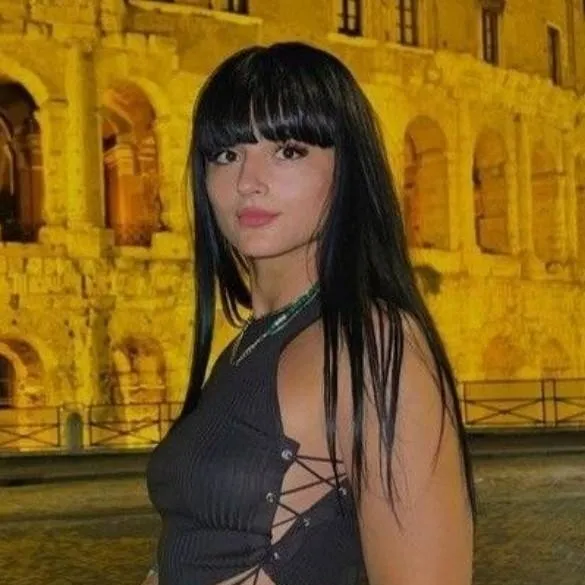 chat with ai character: Lenna Vivas