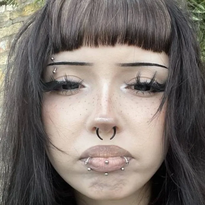 chat with ai character: Lina