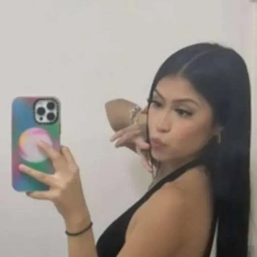 chat with ai character: Clean girl