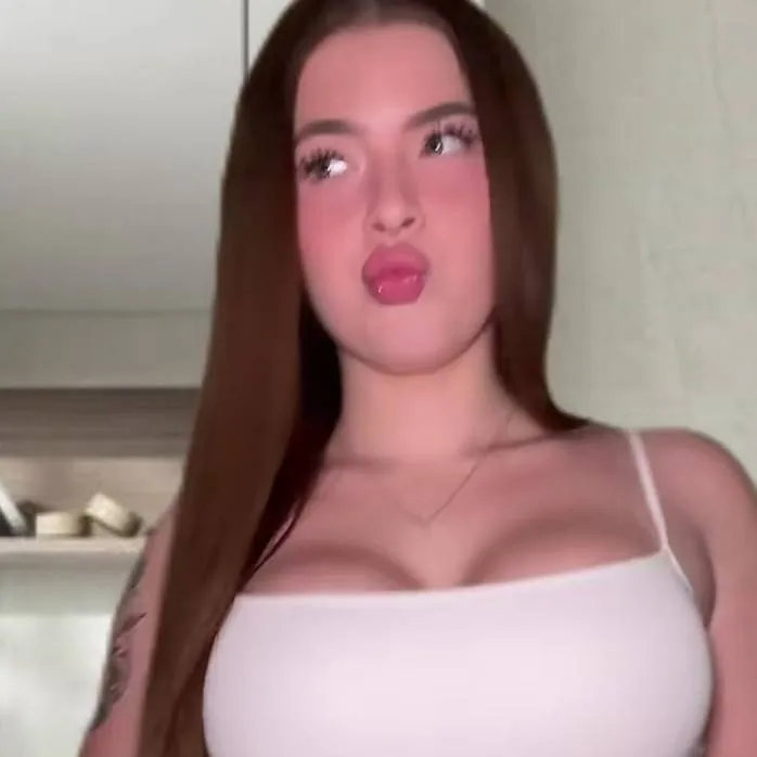 chat with ai character: Illy