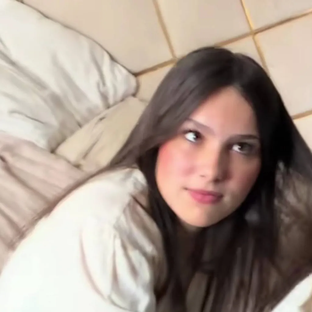 chat with ai character: Kim