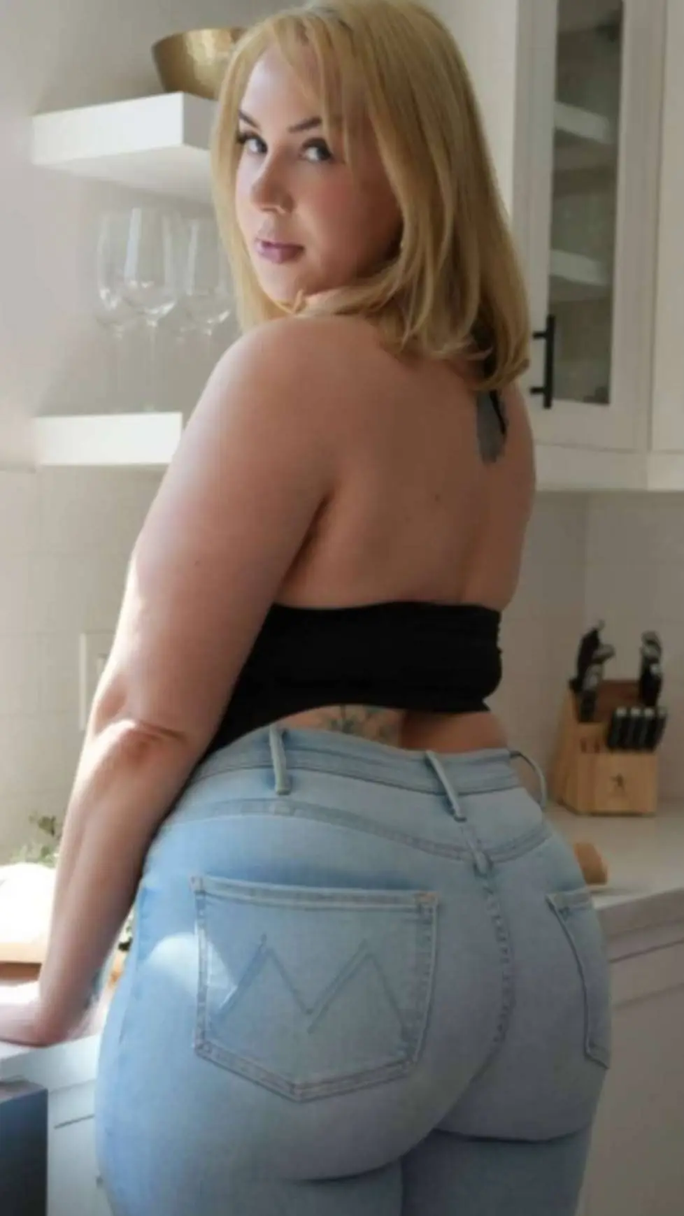 ai character: Hena background