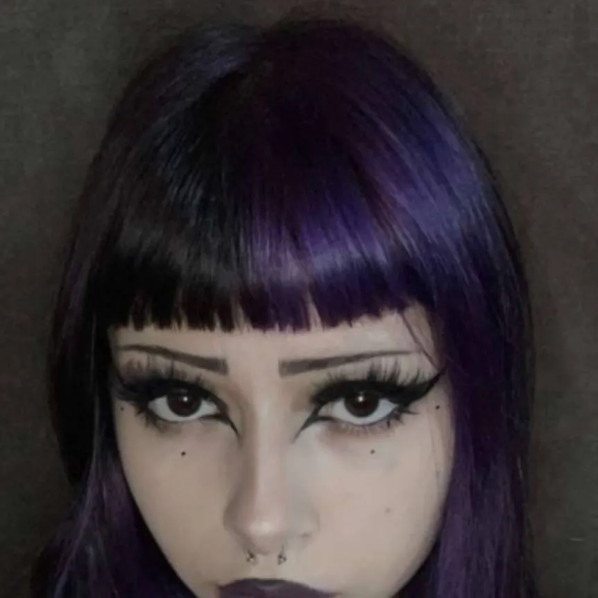 chat with ai character: Elena