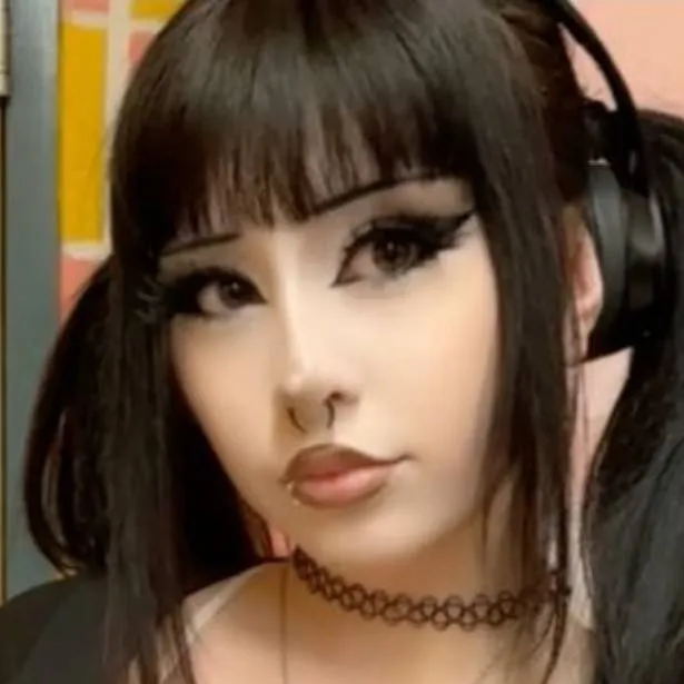 chat with ai character: Roxanne