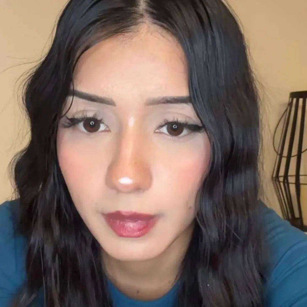 chat with ai character: Manola