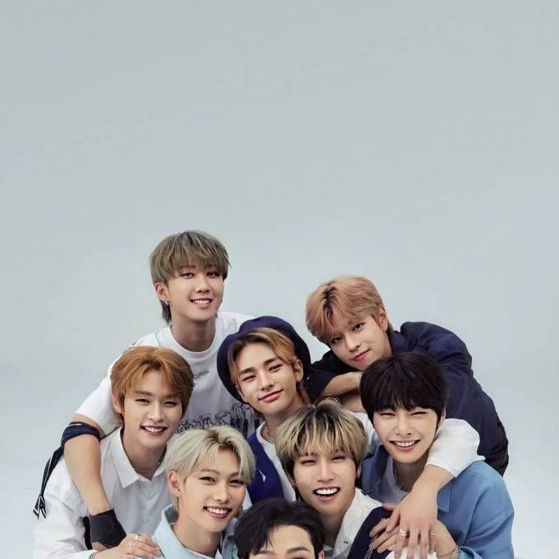 chat with ai character: 🌟~{Stray Kids}~🌟