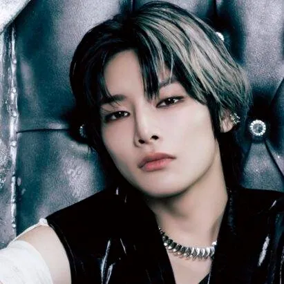 chat with ai character: 🥀~{Jeongin}~🛡️