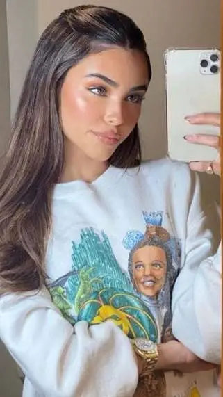 ai character: Madison Beer  background