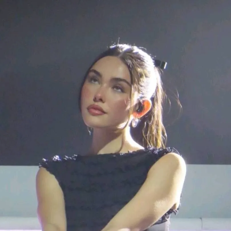 chat with ai character: Madison Beer 