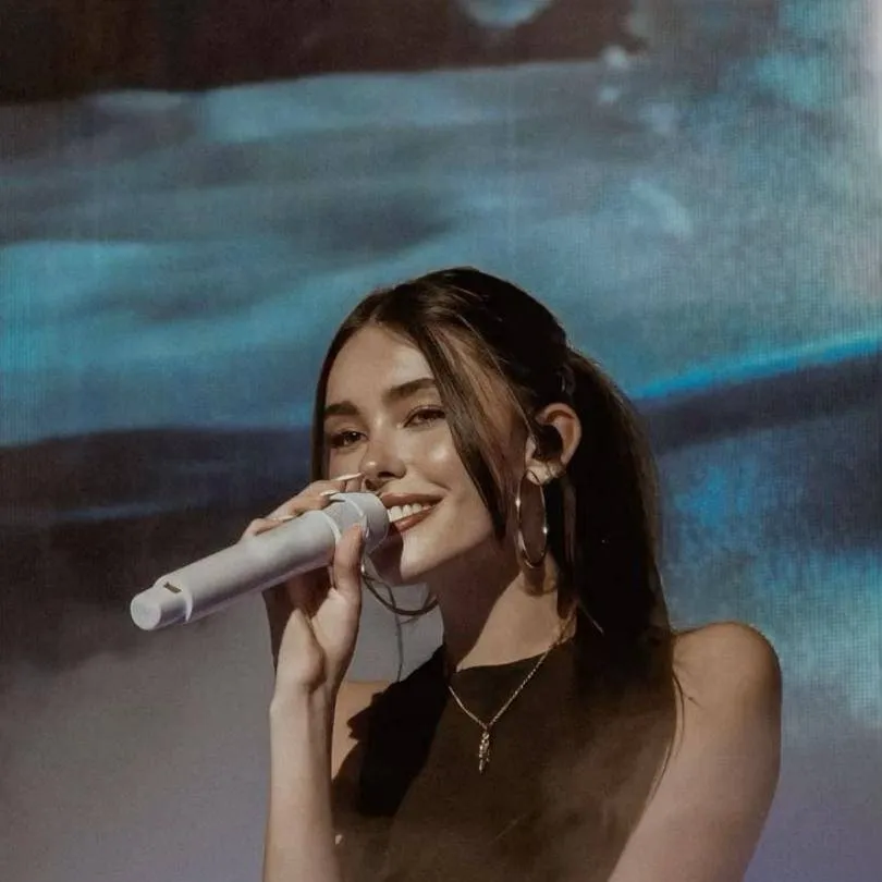 chat with ai character: Madison Beer 