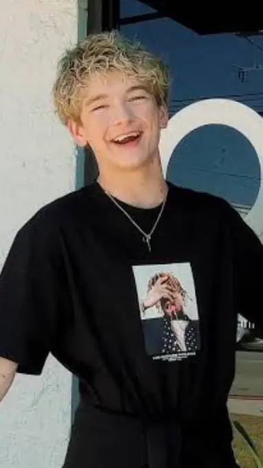 ai character: Kaido background