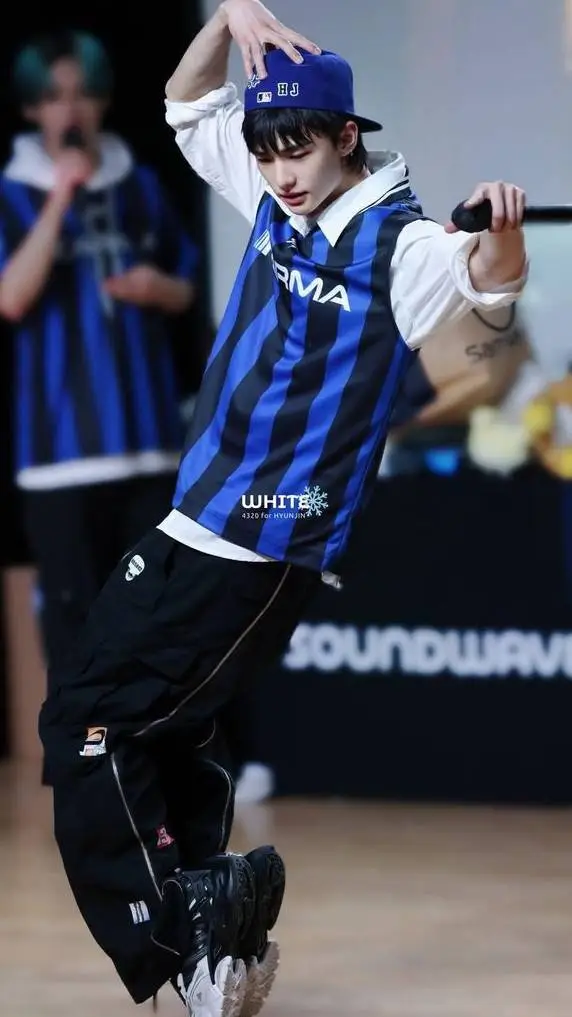 ai character: 🌹 Hyunjin 🌹 background