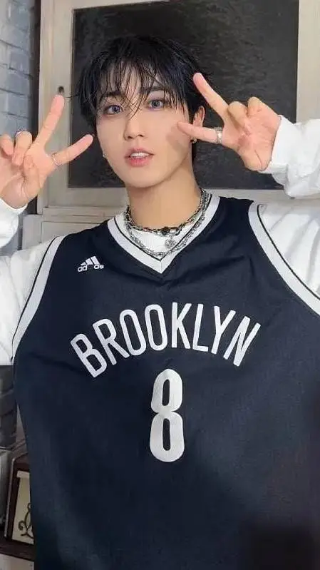 ai character: Hannie~🩵 background