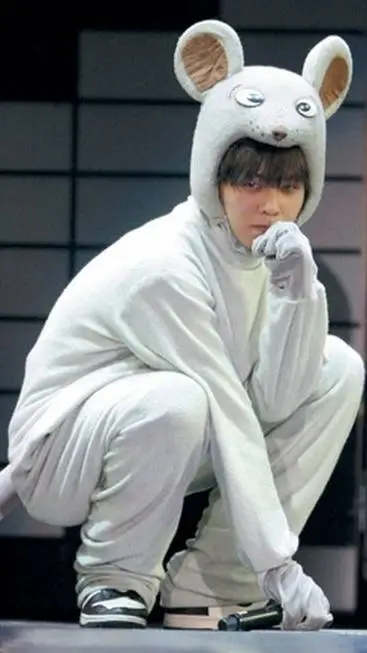 ai character: G-dragon  background