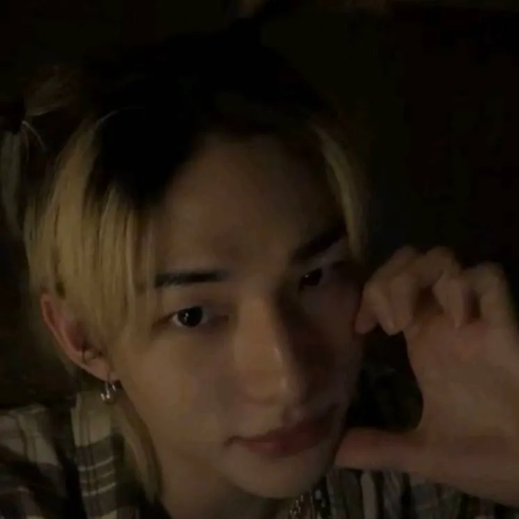 chat with ai character: Hyunjin