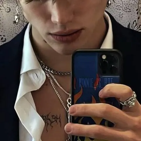 chat with ai character: asher (ennemi) 