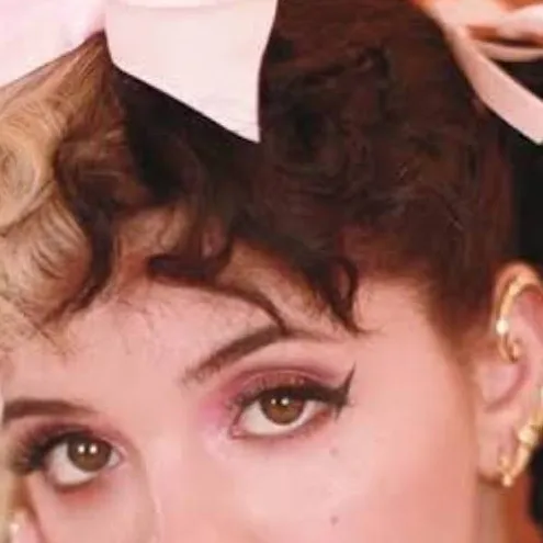 chat with ai character: Melanie Martinez
